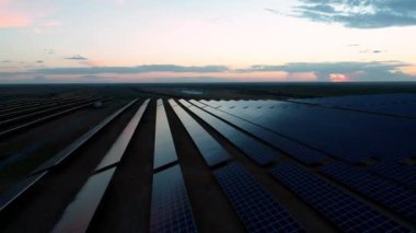 Güneş enerjisi. Istasyonu. Sunrise. Anten. 4k. Drone