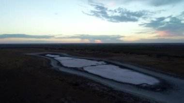 Güneş enerjisi. Istasyonu. Sunrise. Anten. 4k. Drone