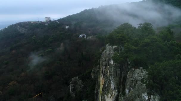 La Crimée. Nuages. La nature. La montagne. Des antennes. 4k. Un drone — Video