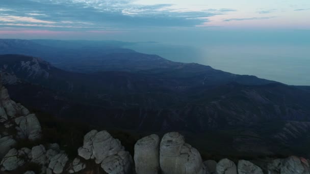 La Crimée. Nuages. La nature. La montagne. Des antennes. 4k. Un drone — Video