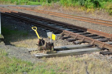 Bir demiryolu hattı raylara ayarlama