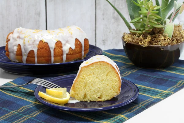 Skiva Citron Bundt Pund Kaka Med Vit Glasyr Skär Kakan — Stockfoto