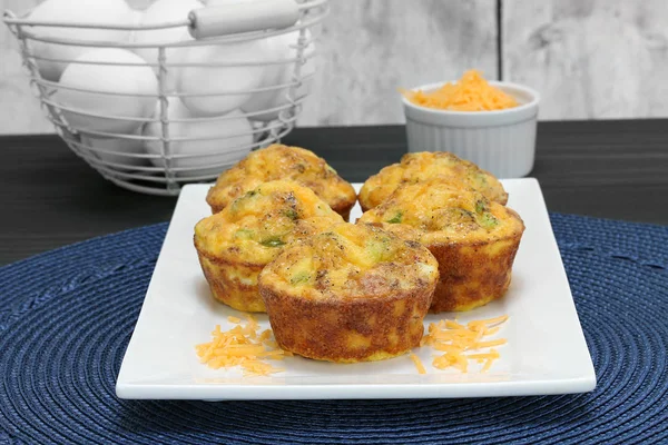 Huevo Tocino Queso Muffins Desayuno Plato Cuadrado Espacio Copia Disponible —  Fotos de Stock