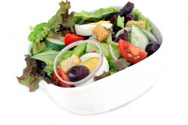 Domates, zeytin, yumurta, salatalık ve crouto ile Karışık Salata Yeşiller