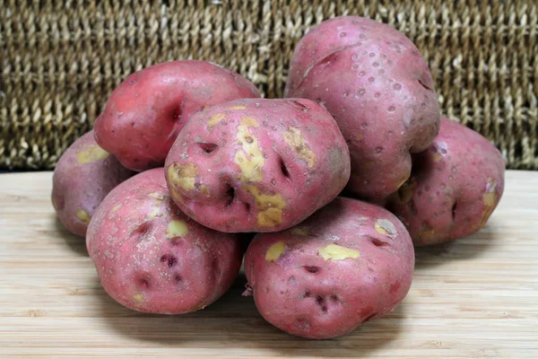 Acabo de recoger patatas rojas, naturales . — Foto de Stock