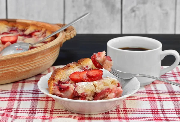 A serving of fresh strawberry cobbler — Stock Photo, Image