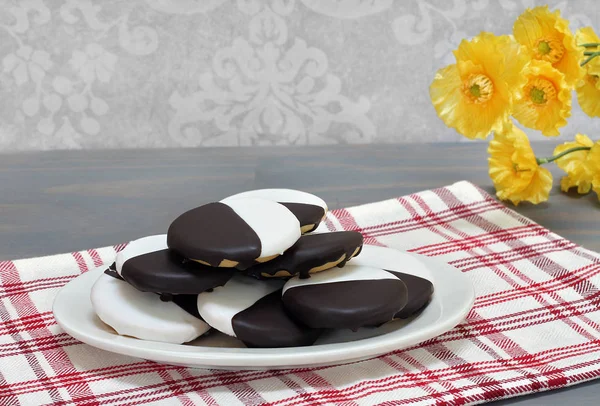 Galletas blancas y negras en bandeja ovalada, apiladas . — Foto de Stock