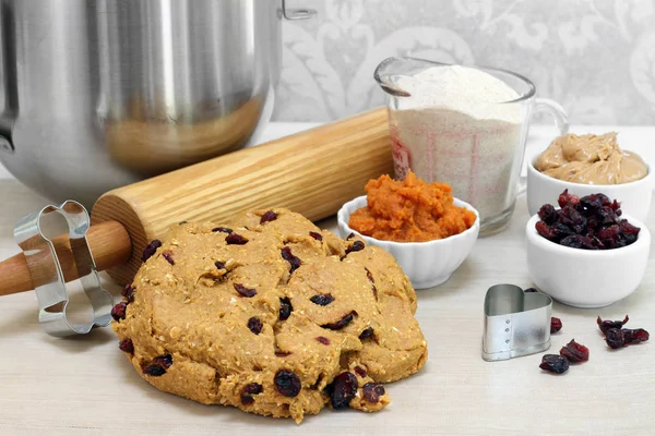 Boule de pâte fraîchement mélangée pour faire des biscuits pour chiens. Rolling pin, cuisinier — Photo