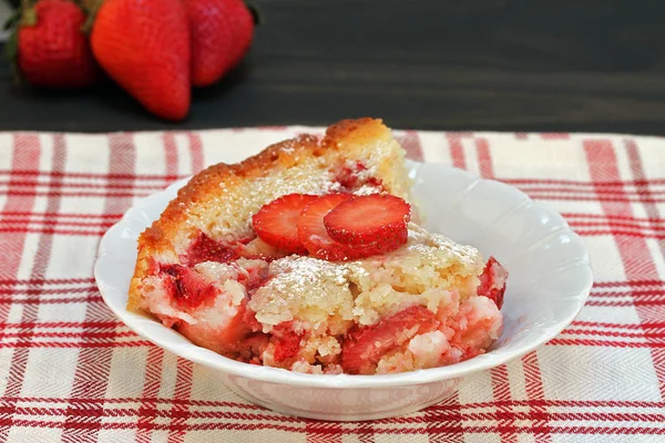 Una porzione di crostata di fragole appena sfornata guarnita con paglia — Foto Stock