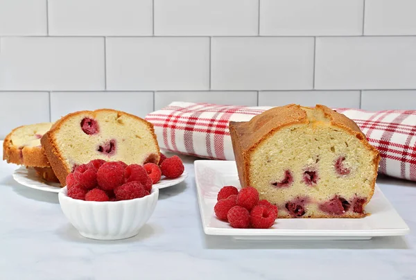 Een Framboos Pond Cake Met Plakjes Verse Frambozen Aan Zijkant — Stockfoto