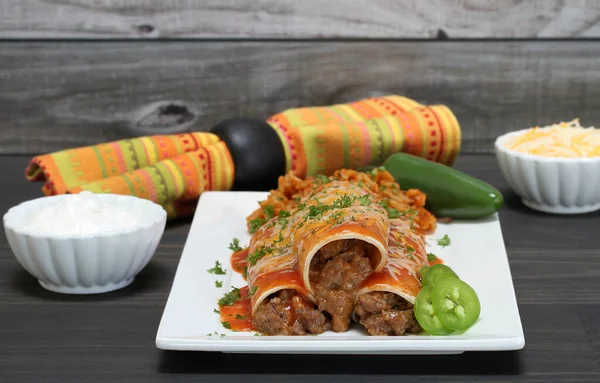 Três Enchilada Carne Com Queijo Derretido Molho Enchilada Jalapenos Lados — Fotografia de Stock