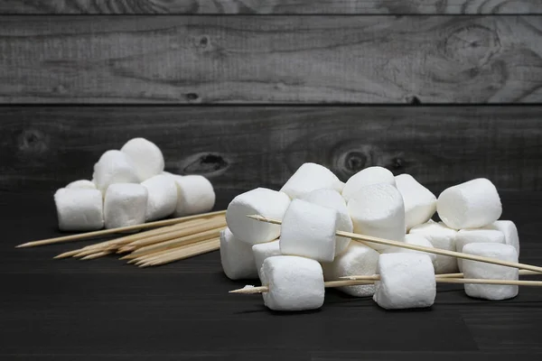 Chlupaté Marshmallows Špejlemi Připravovanými Opékání — Stock fotografie