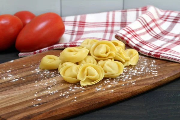 Tortellini Freschi Tagliere Cosparso Farina Macro Con Focus Selettivo — Foto Stock