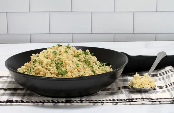 Full Bowl Cauliflower Rice Parsley Black Bowl Healthy Vegetarian Food — Stock Photo, Image