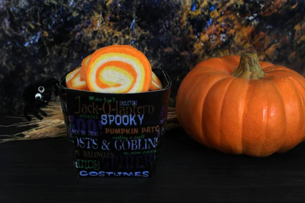 Cukierki Kukurydziane Wirują Ciasteczka Pojemniku Halloween Pająkiem Boku Obraz Makro — Zdjęcie stockowe