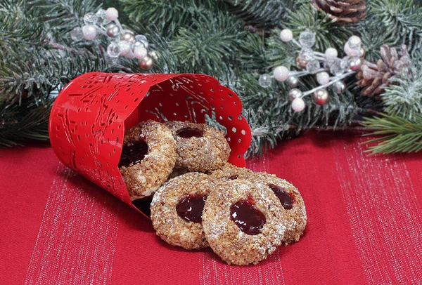 라즈베리 Raspberry Pecan 프린트 쿠키가 크리스마스 양철에서 나왔습니다 배경에 크리스마스 — 스톡 사진