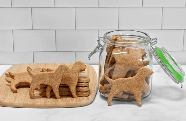 Hondenvormige Hondenkoekjes Een Koektrommel Sommige Koekjes Rechtop Sommige Snijplank — Stockfoto