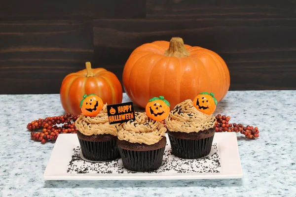 Čokoládové Cupcakes Arašídovým Máslem Polevou Zdobené Nápisem Happy Halloween Černými — Stock fotografie