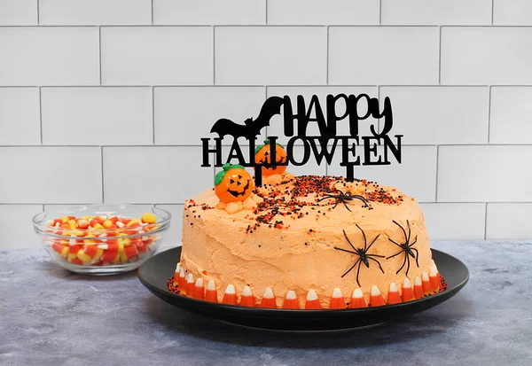 Narancsos Cukormázas Torta Halloweenre Díszítve Boldog Halloweent Zászlóval Sütőtökkel Cukorkával — Stock Fotó