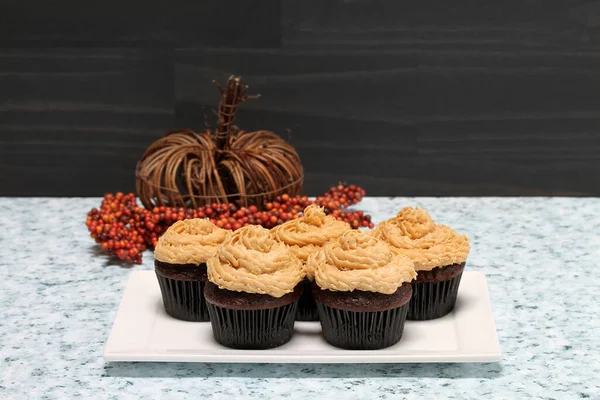 Csokis Muffinok Mogyoróvajas Cukormázzal Ősszel Keserédes Fonott Sütőtökkel Fénymásolási Hely Stock Fotó