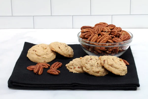 Biscoitos Noz Pecã Frescos Também Conhecidos Como Sandies Guardanapo Preto — Fotografia de Stock