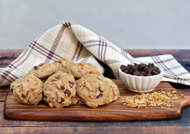 Sağlıklı granola ve çikolatalı kurabiyeler, fotokopi alanı olan makro..