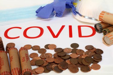 COVID sırasında bozukluklarınızı sayma konsepti gevşek bozuk paralar, paketlenmiş paralar, ince zeka ile birlikte COVID kelimesi.