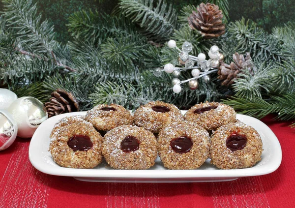 Pecan Tumavtryck Cookies Med Hallon Sylt Redo För Jul Semester — Stockfoto