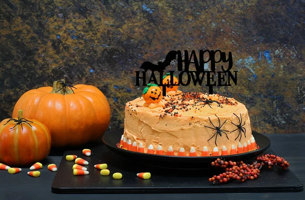 Happy Halloween Kuchen Mit Orangenzuckerguss Happy Halloween Banner Kürbisse Zuckermais lizenzfreie Stockbilder
