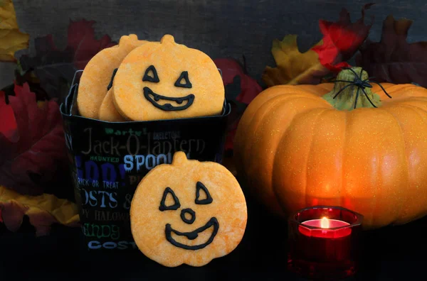 Galletas Forma Calabaza Cubo Halloween Entorno Que Incluye Calabaza Hojas —  Fotos de Stock