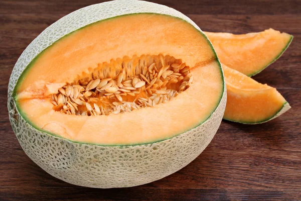 Een Gedeeltelijk Gesneden Meloen Macro Met Schijfjes Aan Achterkant Zijkant — Stockfoto