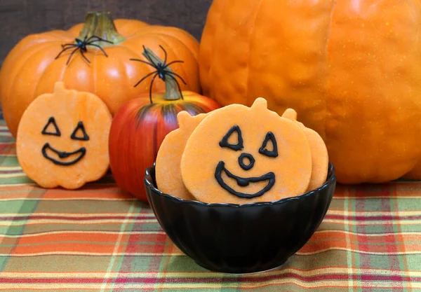 Lächelnde Zuckerkekse Kürbisform Mit Lächelnden Gesichtern Einer Schwarzen Schüssel Halloween — Stockfoto