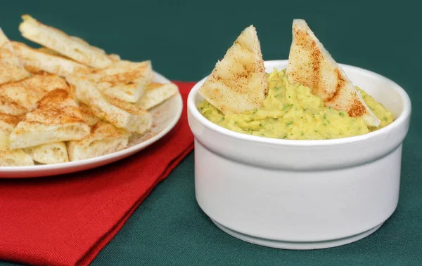 Hummus Met Naan Brood Een Witte Kom — Stockfoto