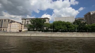 Moskova (Moskva) Nehri Dolgu, Rusya (gün). Bir turist zevk tekneyle çekim 