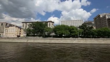 Moskova (Moskva) Nehri Dolgu, Rusya (gün). Bir turist zevk tekneyle çekim 