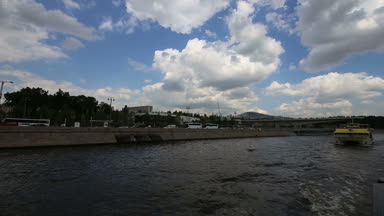Moskova (Moskva) Nehri Dolgu, Rusya (gün). Bir turist zevk tekneyle çekim 