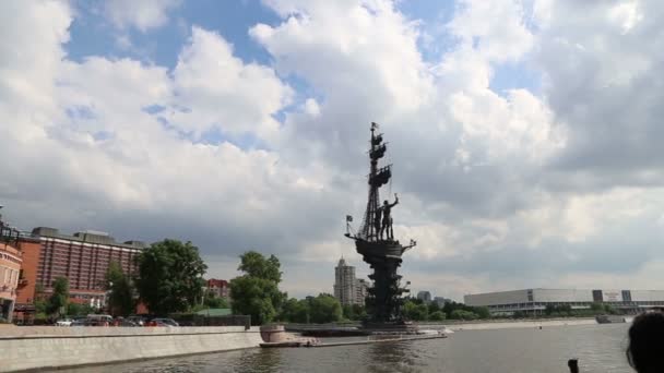 莫斯科 俄罗斯 2018年5月23日 Moskow 莫斯科 河堤和 Piter 的干渴纪念碑 俄罗斯 从旅游游船拍摄 — 图库视频影像