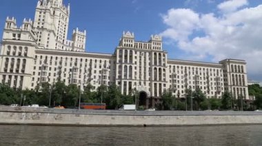 Moskova, Rusya 23 Mayıs 2018: Kotelnicheskaya set bina, Moskova, Rusya - bir Eylül, 1947 yılında ortaya konan ve 1952 yılında tamamlanan yedi stalinist gökdelenler biridir. Bir turist zevk tekneyle çekim