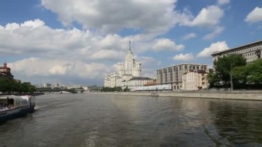 Moskova, Rusya 23 Mayıs 2018: Kotelnicheskaya set bina, Moskova, Rusya - bir Eylül, 1947 yılında ortaya konan ve 1952 yılında tamamlanan yedi stalinist gökdelenler biridir. Bir turist zevk tekneyle çekim