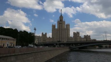 Moskova, Rusya 23 Mayıs 2018: Kotelnicheskaya set bina, Moskova, Rusya - bir Eylül, 1947 yılında ortaya konan ve 1952 yılında tamamlanan yedi stalinist gökdelenler biridir. Bir turist zevk tekneyle çekim