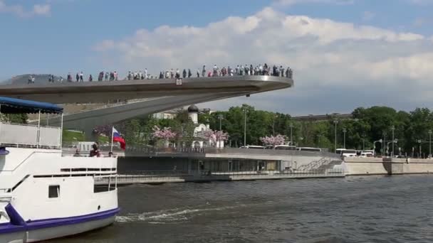 Moscow Russia May 2018 Floating Bridge Zaryadye Park Moskvoretskaya Embankment — Stock Video