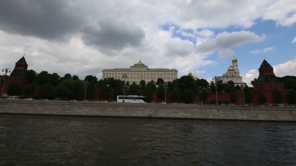 Moskvafloden Och Kreml Dag Moskva Ryssland Vyn Populäraste Moskva Fotografering — Stockvideo
