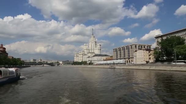 俄罗斯莫斯科 2018年5月23日 Kotelnicheskaya 堤大厦 莫斯科 是七斯大林式摩天大楼之一在1947年9月被放下并且在1952年完成了 从旅游游船拍摄 — 图库视频影像