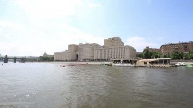 Moskova, Rusya 23 Mayıs 2018: Moskova (Moskva) Nehri Dolgu, Rusya (gün). Bir turist zevk tekneyle çekim 