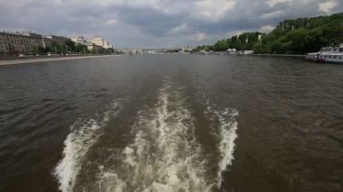 Moskova (Moskva) Nehri Dolgu, Rusya (gün). Bir turist zevk tekneyle çekim 