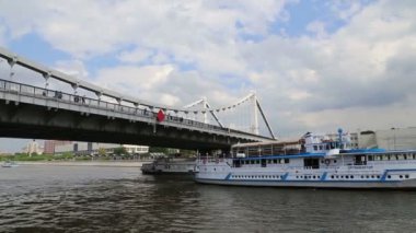 Moskova, Rusya 23 Mayıs 2018: Moskova (Moskva) Nehri Dolgu, Rusya (gün). Bir turist zevk tekneyle çekim 