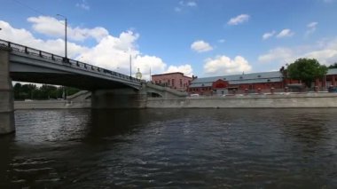 Moskova (Moskva) Nehri Dolgu, Rusya (gün). Bir turist zevk tekneyle çekim 