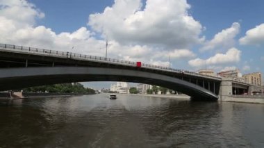 Moskova, Rusya 23 Mayıs 2018: Moskova (Moskva) Nehri Dolgu, Rusya (gün). Bir turist zevk tekneyle çekim 