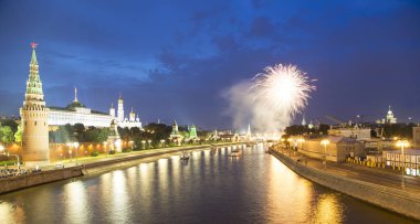 Kremlin, Moskova, Rusya - Moskova'nın en popüler görünümü üzerinde havai fişek