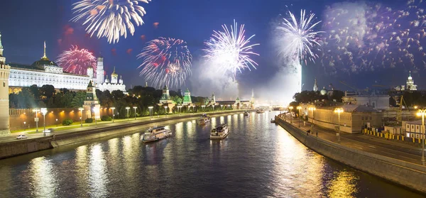 Kremlin, Moskova, Rusya - Moskova'nın en popüler görünümü üzerinde havai fişek